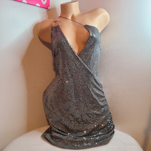 PrettyLittleThing Extreme Plunge Silver Sequin Party Dress Size 12 - Picture 9 of 9